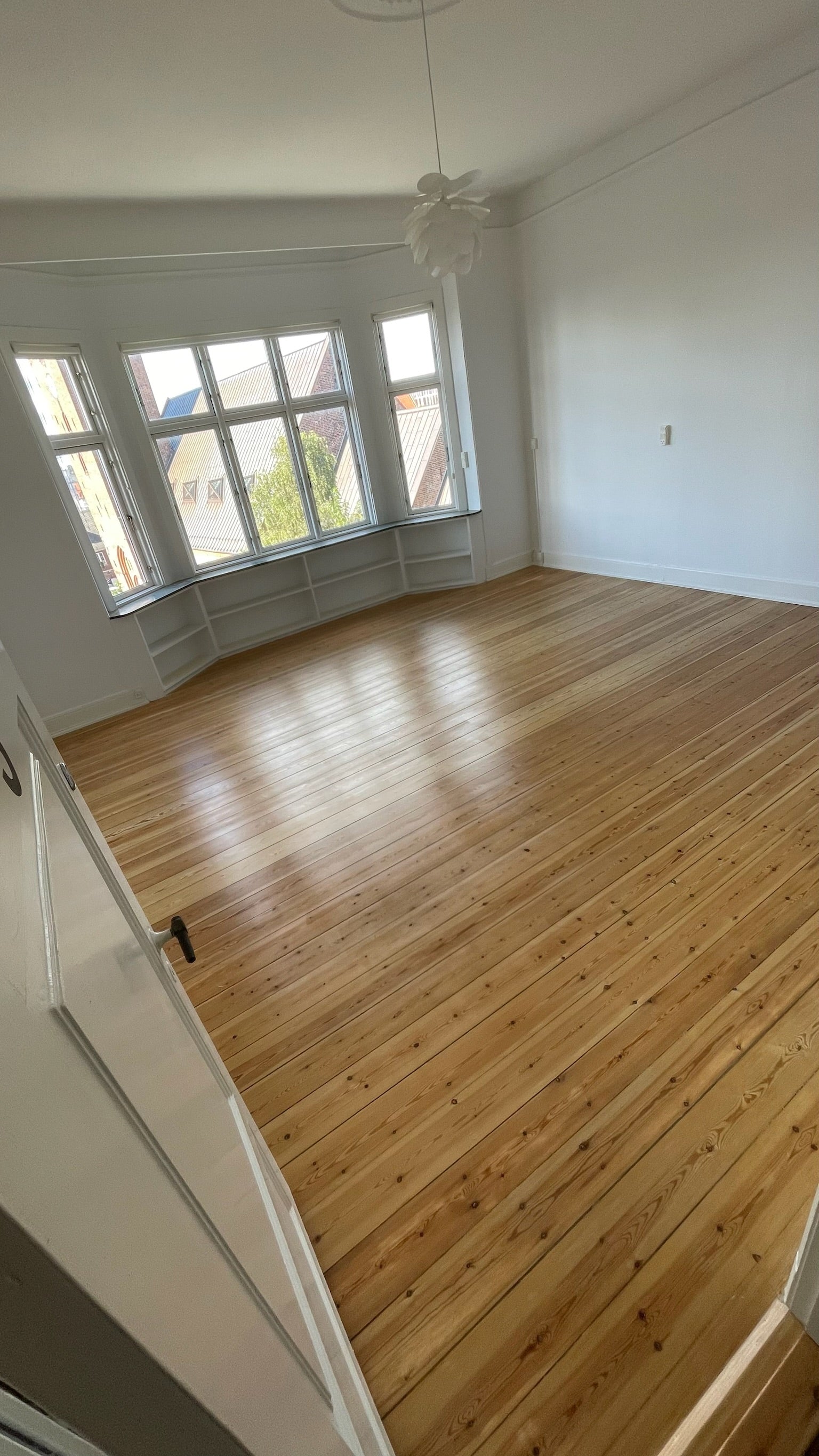 Gulvafslibning i lejlighed Aarhus – Flot og ensartet finish