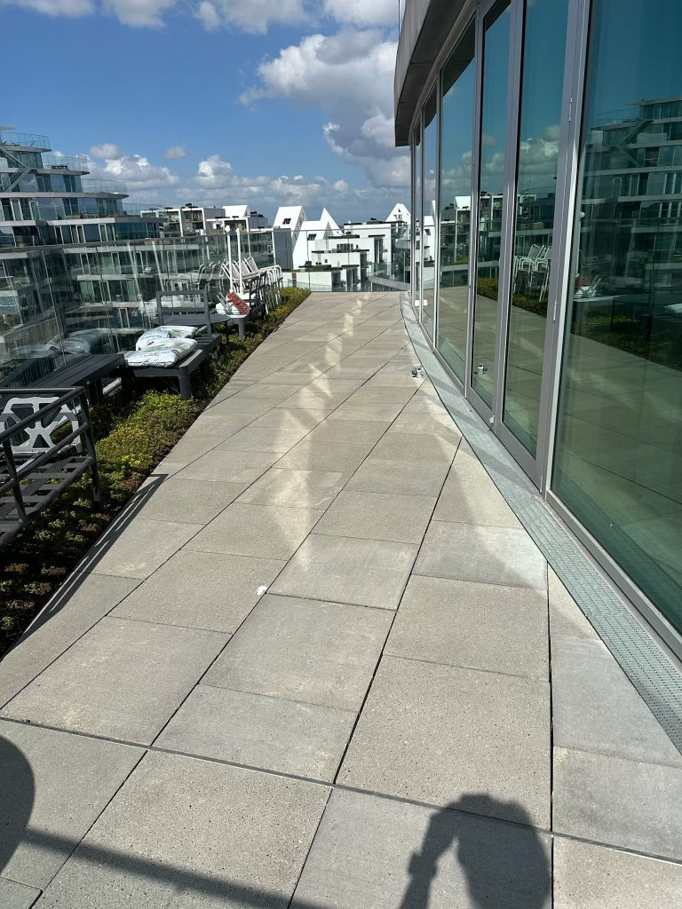 Algebehandling af fliseterrasse