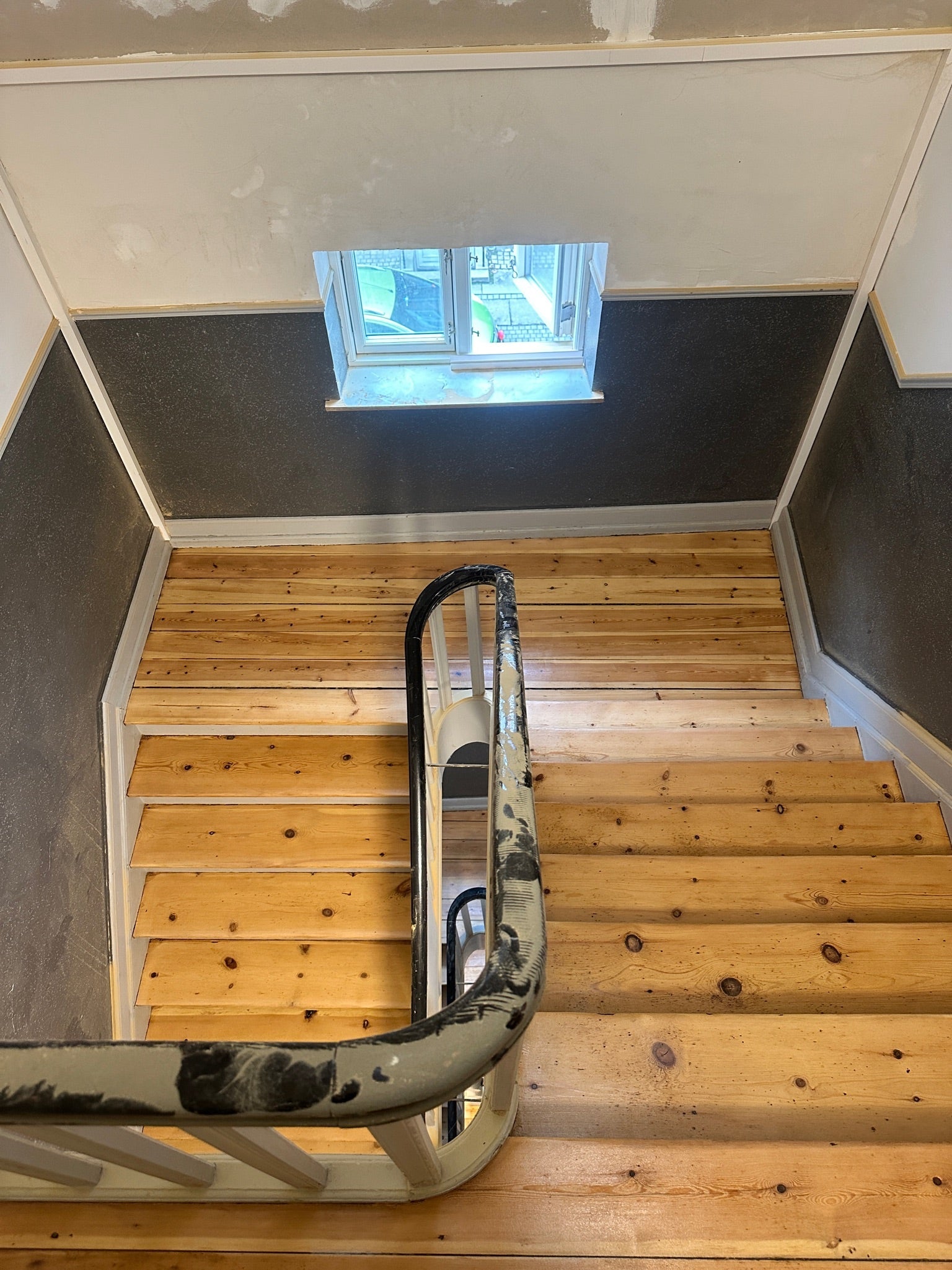 Gulvafslibning i opgang – Professionel renovering af fællesarealer i Aarhus