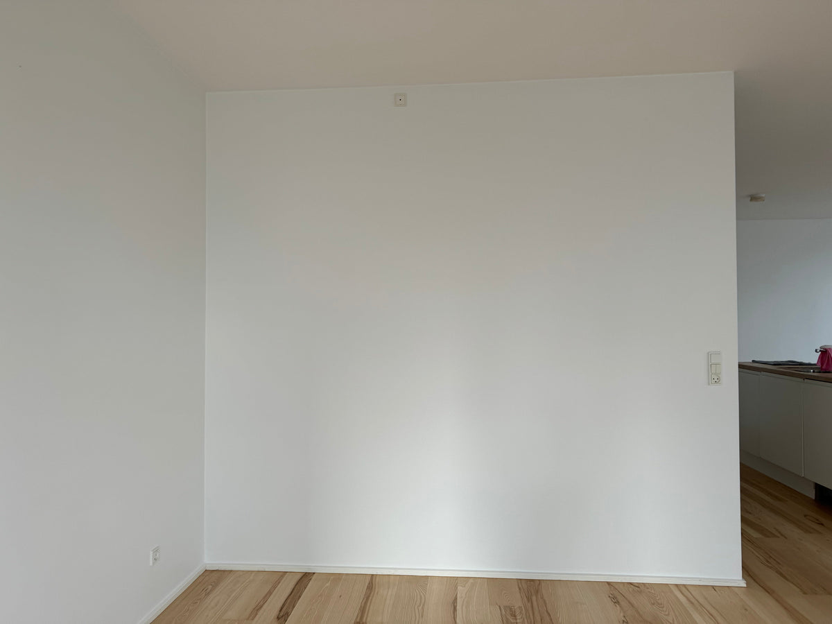 Gibsvæg under opsætning – vægpladerne er stillet til siden og klar til montering. Arbejdet foregår indendørs som del af tømreropgave, f.eks. opdeling af rum eller renovering.