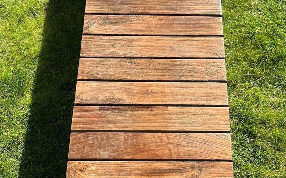 Algae treatment of a bench