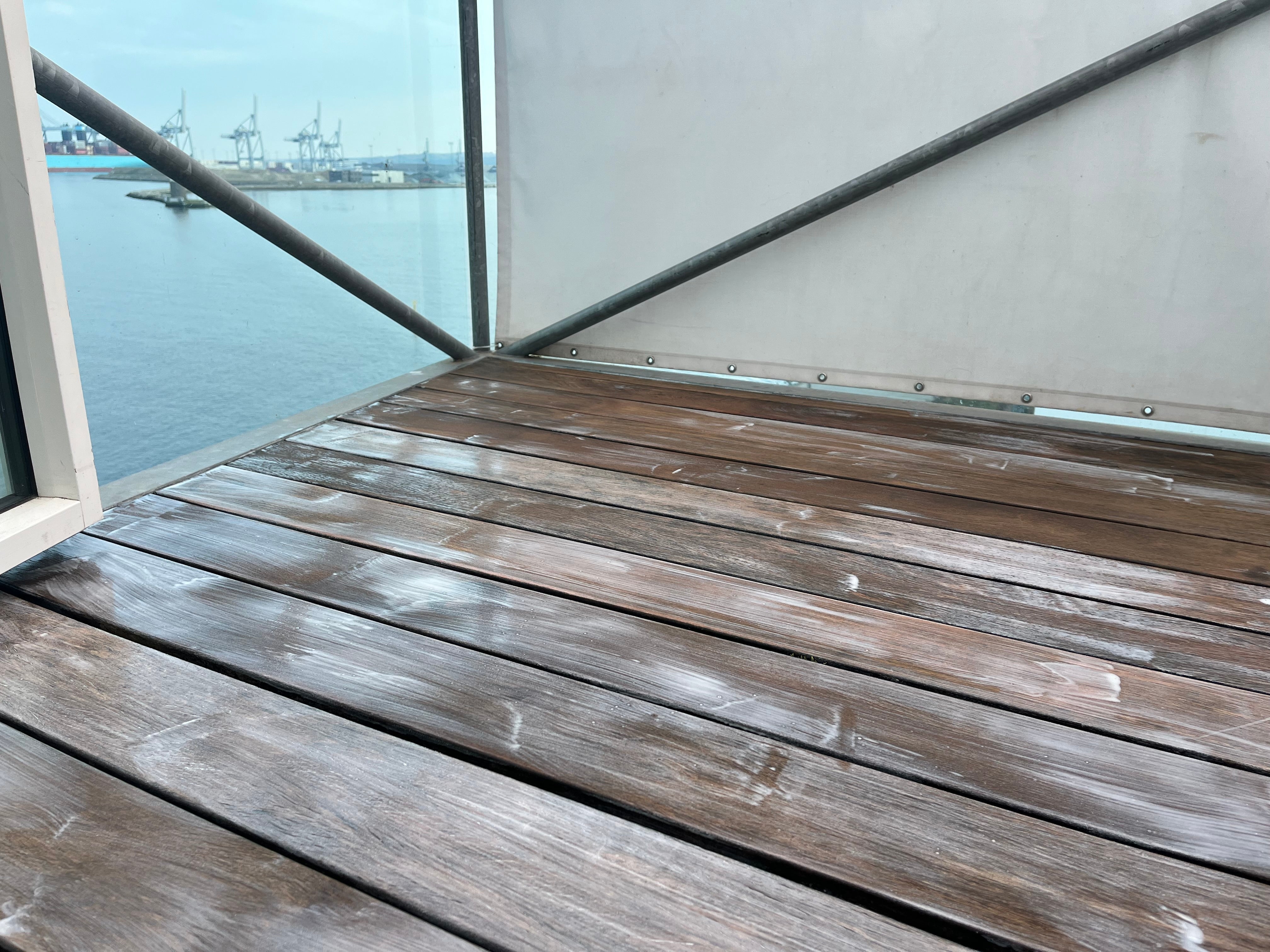 Træværk suger terrasseolie til sig efter behandling, Isbjerget Aarhus Ø