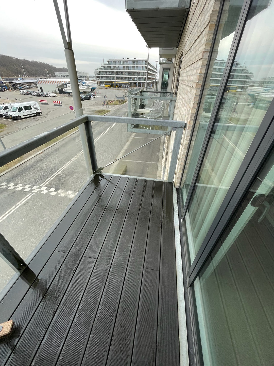 Renset altanoverflade på Aarhus Ø efter algebehandling – flot og ensartet resultat leveret af Øens Altansliber.