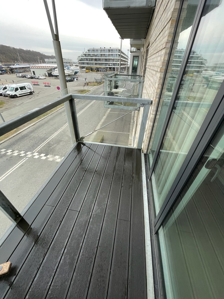 Renset altanoverflade på Aarhus Ø efter algebehandling – flot og ensartet resultat leveret af Øens Altansliber.