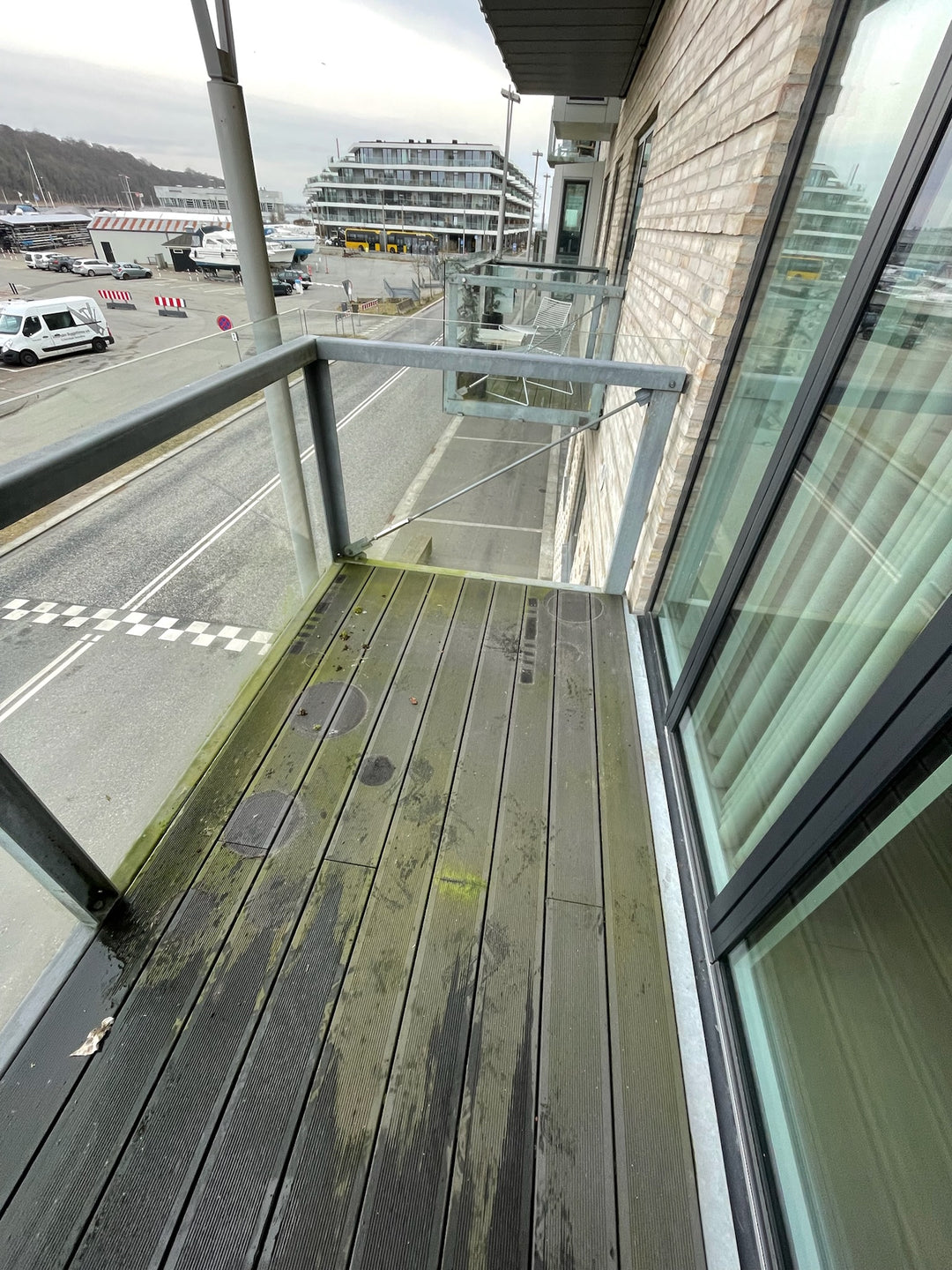 Algebelagt altan i nyere byggeri på Aarhus Ø – før professionel rens og algebehandling.