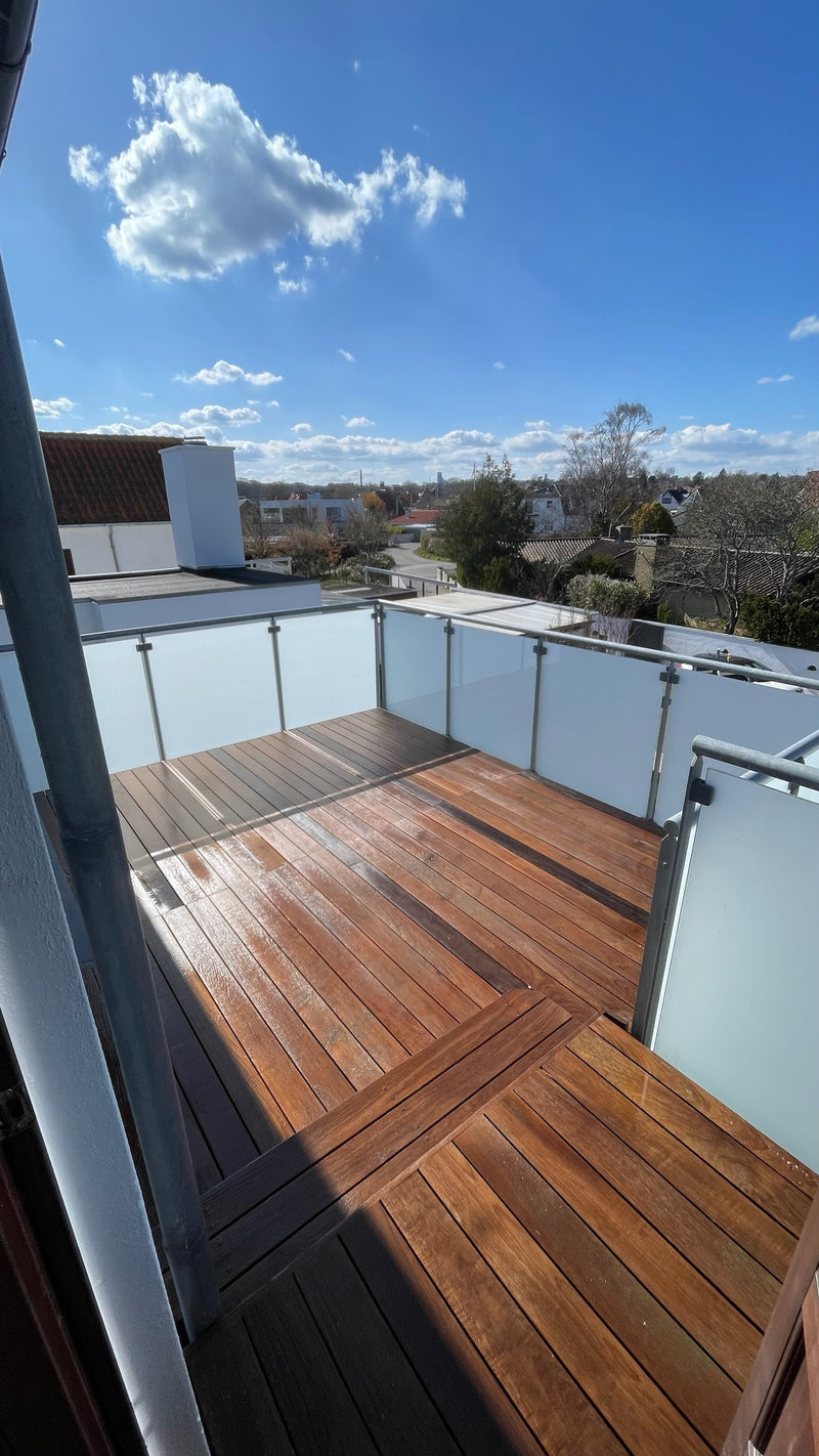 Altan i Risskov efter professionel rens – rent, friskt og klar til brug efter behandling af Øens Altansliber.