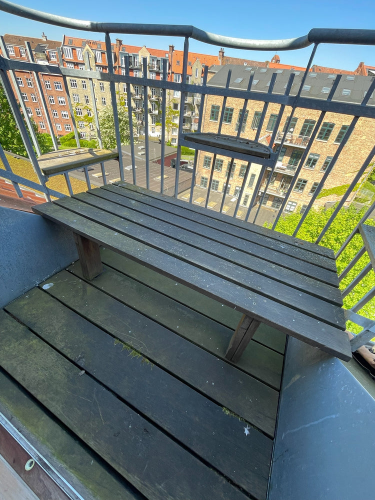 Altanoverflade i Aarhus C før vask og slibning – snavset, grånet og klar til professionel behandling fra Øens Altansliber.