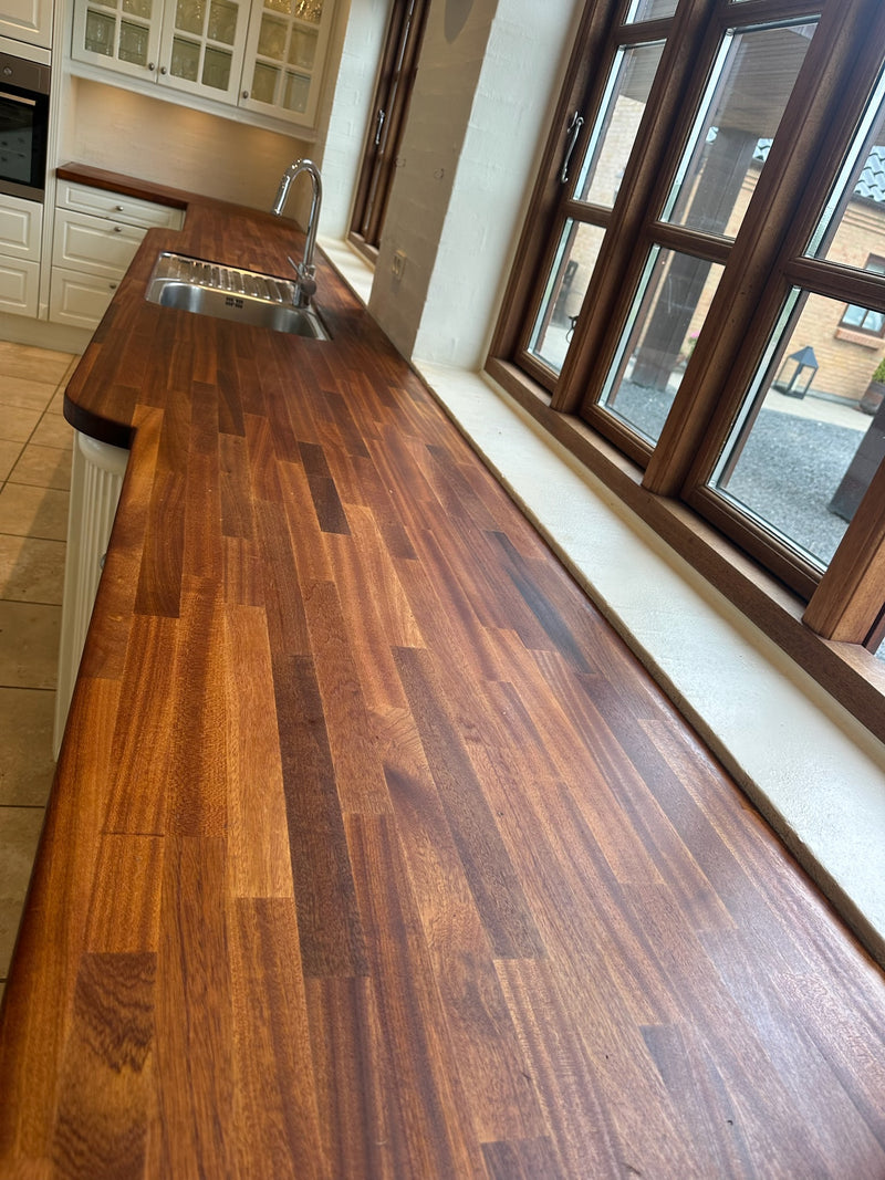 Efter slibning af træbordplade – udført af Øens Altansliber med støvfri teknik.