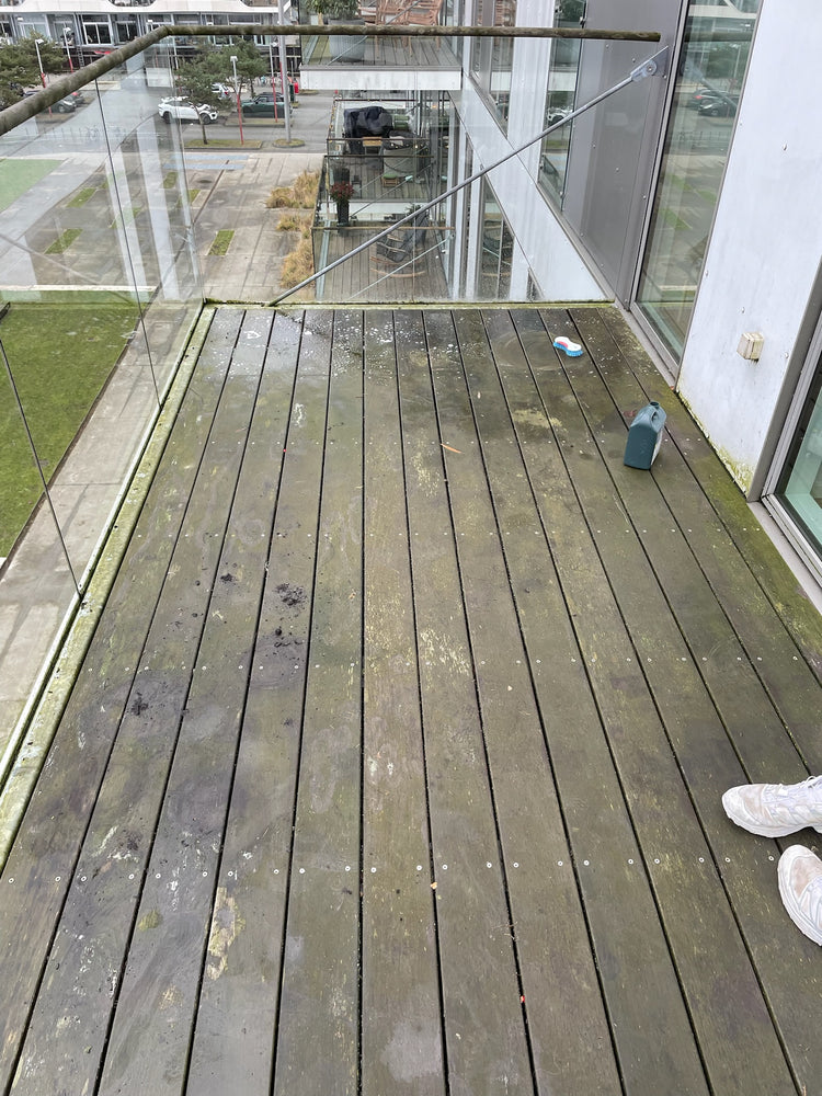 Overflade ved Z-Huset på Aarhus Ø før algebehandling – tydelige belægninger og snavs inden professionel rens fra Øens Altansliber.