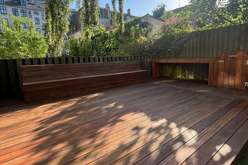 Terrasse i gårdhave med indbygget bænk, slebet og olieret