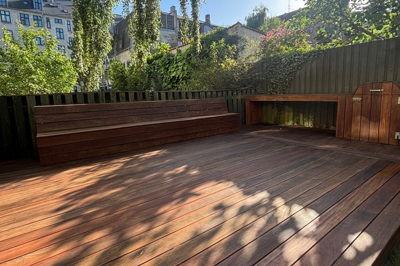 Terrasse i gårdhave med indbygget bænk, slebet og olieret