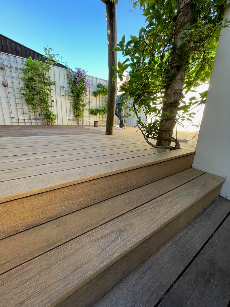 Slebet udendørs træterrasse i Aarhus C – flot, ensartet overflade klargjort til oliebehandling. Træværket fremstår lyst og jævnt efter professionel slibning.