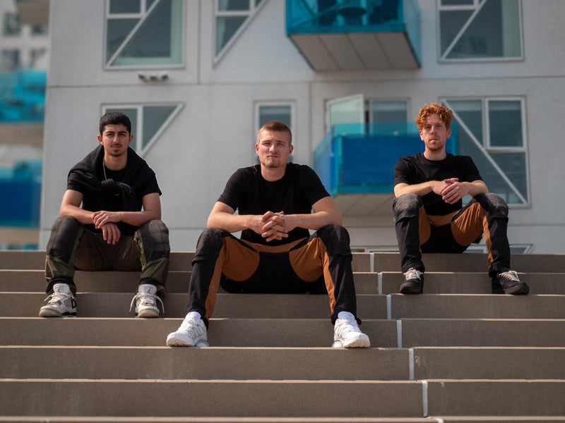 Vi har stået på altaner, hvor brædderne knækker under os