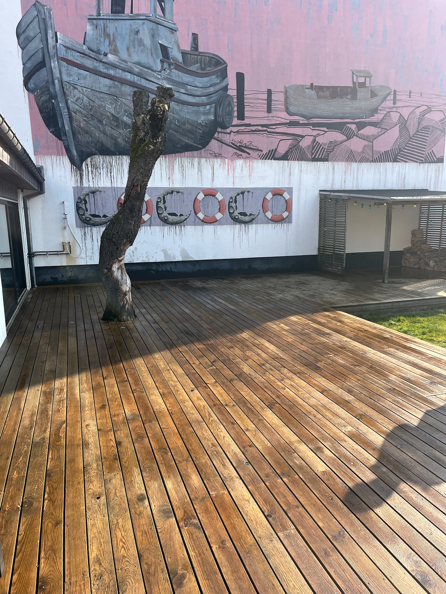 Kæmpe terrasse på Jægergårdsgade i Aarhus efter algebehandling – renset og ensartet overflade udført af Øens Altansliber.