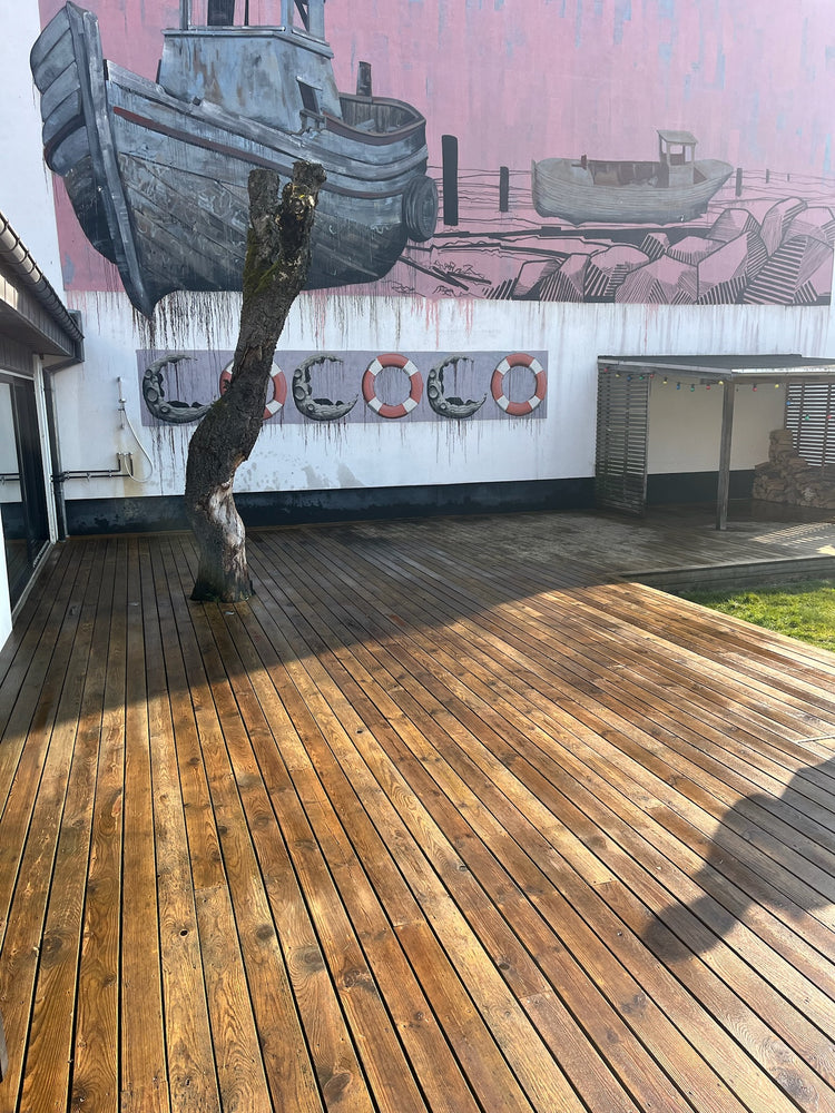 Kæmpe terrasse på Jægergårdsgade i Aarhus efter algebehandling – renset og ensartet overflade udført af Øens Altansliber.