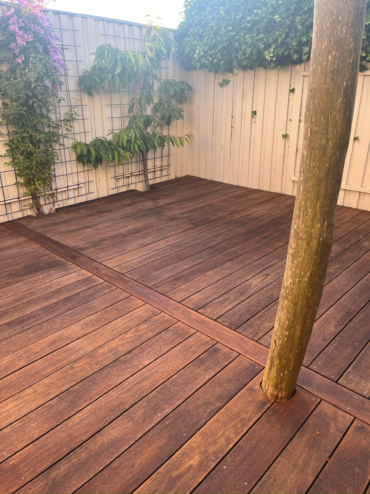 Færdigbehandlet udendørs træterrasse – slebet, renset og olieret for flot finish og lang holdbarhed, udført af Øens Altansliber.