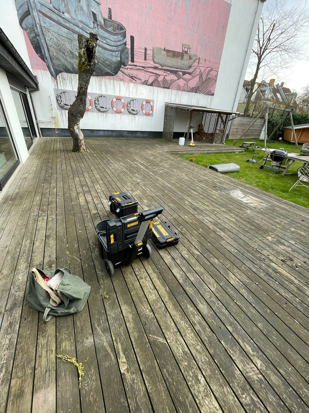 Stor terrasse på Jægergårdsgade i Aarhus før algebehandling – alger, misfarvning og snavs tydeligt før rens fra Øens Altansliber.