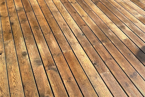 Træterrasse renset for alger og snavs
