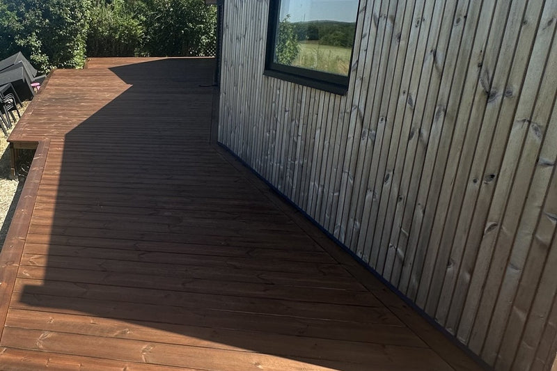 Nybehandlet træterrasse ved sommerhus
